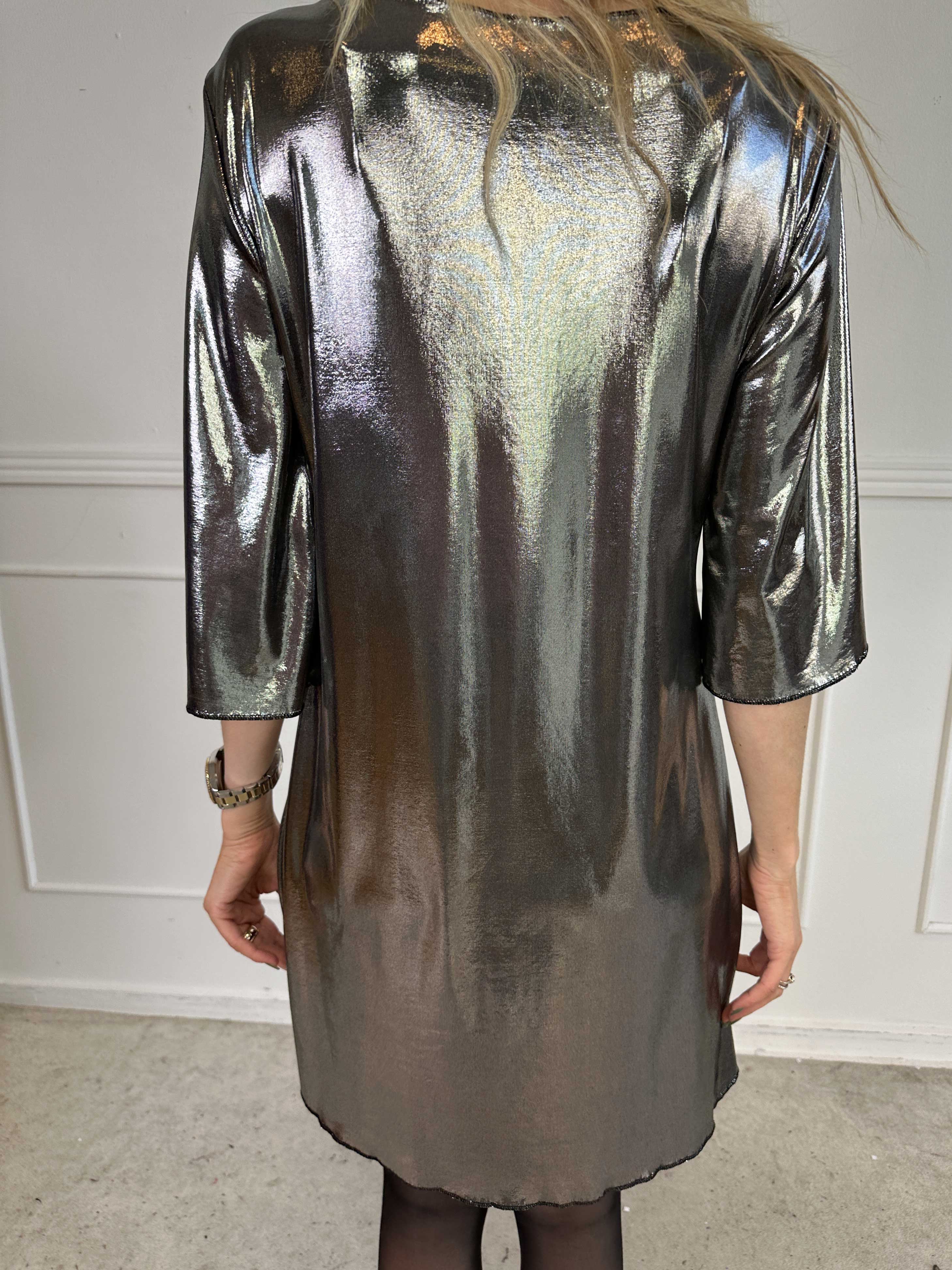 Roxy - Kjole i shiny materiale med elegant knudedetalje